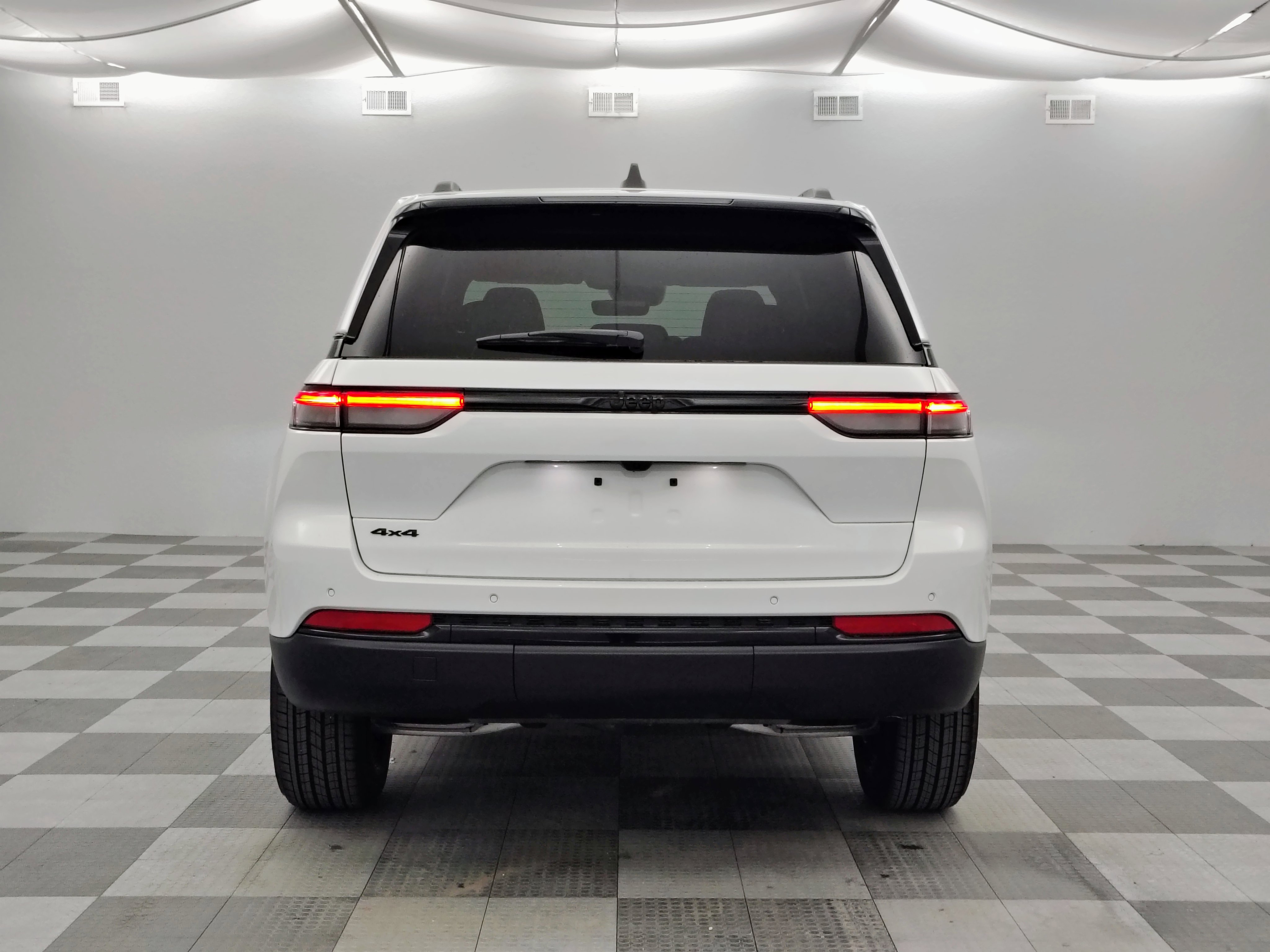 New 2025 Jeep Grand Cherokee Altitude image 9