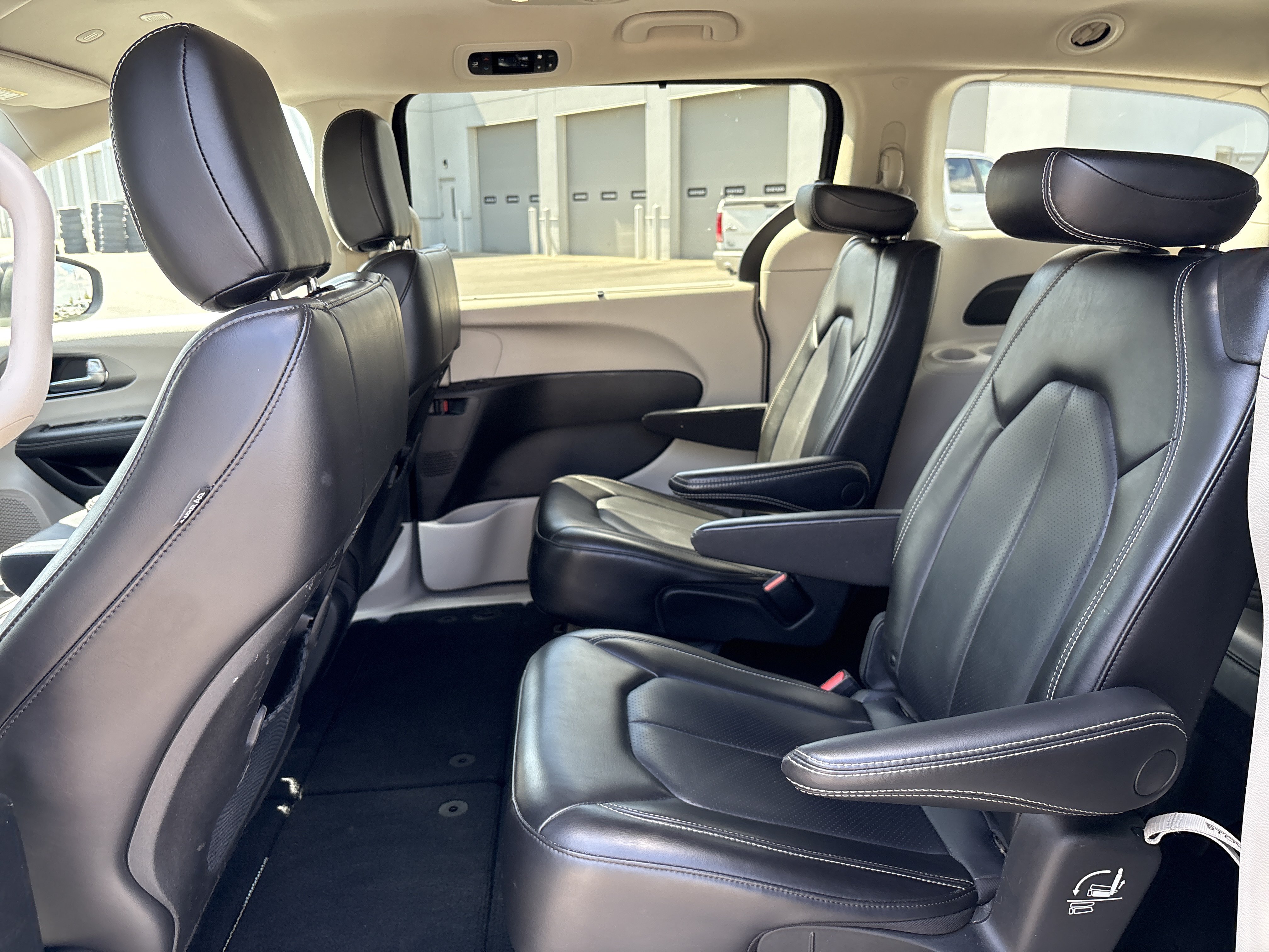Used 2023 Chrysler Pacifica Touring-L FWD image 32