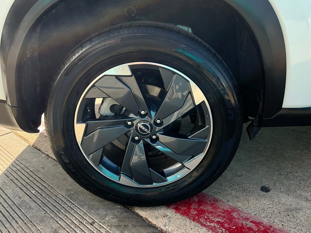 Used 2025 Nissan Rogue SV image 9