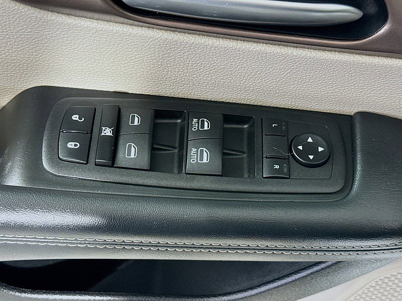 Used 2023 Chrysler Voyager LX image 18