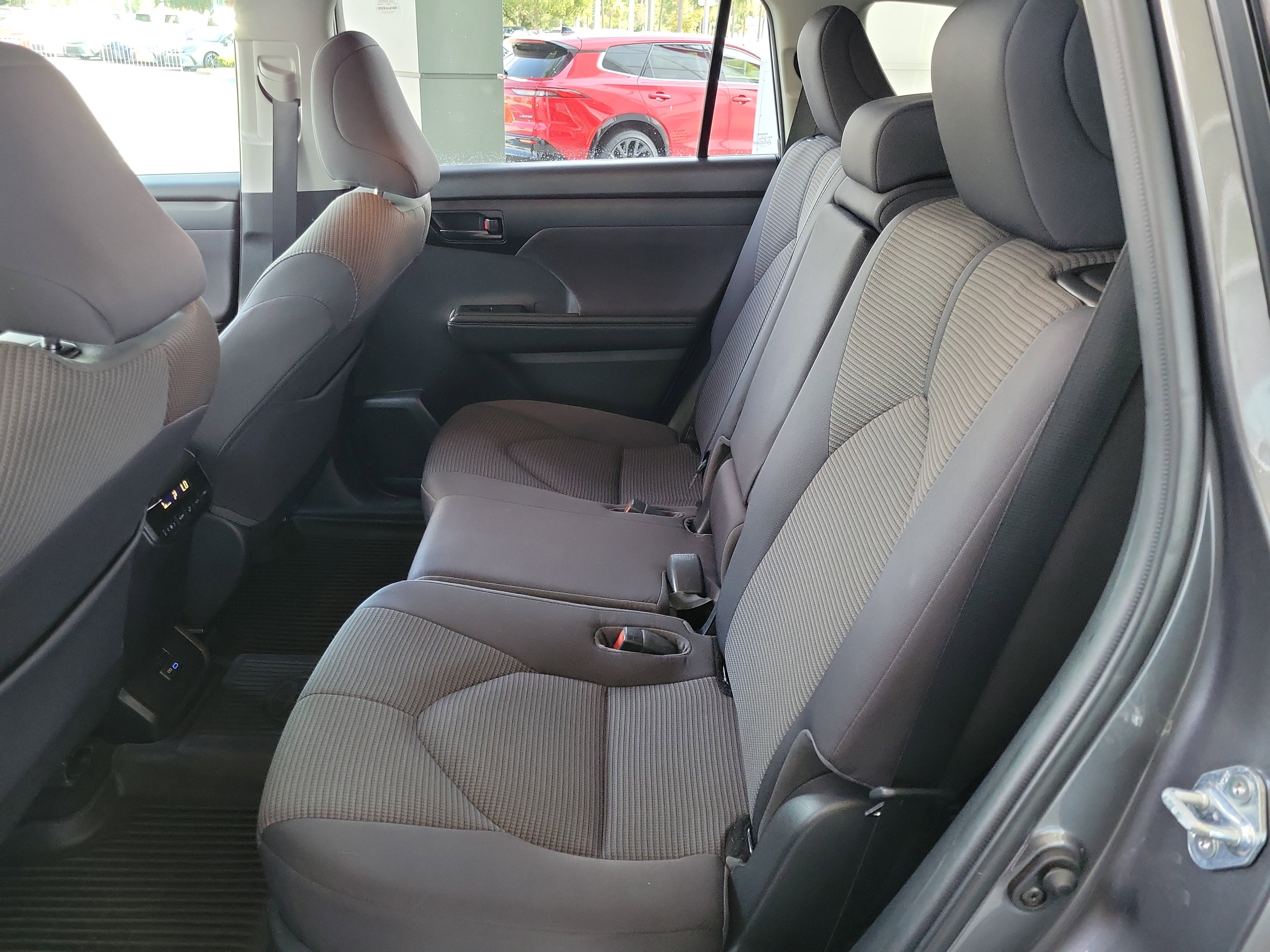Used 2022 Toyota Highlander LE image 27