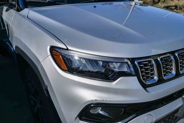 Used 2025 Jeep Compass Limited image 3