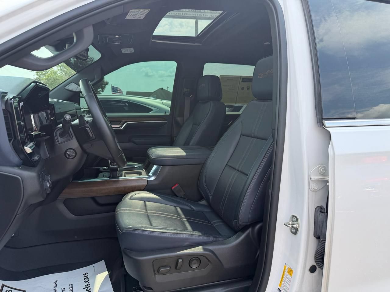 Used 2023 Chevrolet Silverado 1500 High Country w/ High Country Premium Package AWD/4WD image 11
