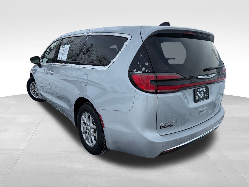 Used 2024 Chrysler Pacifica Touring-L image 5