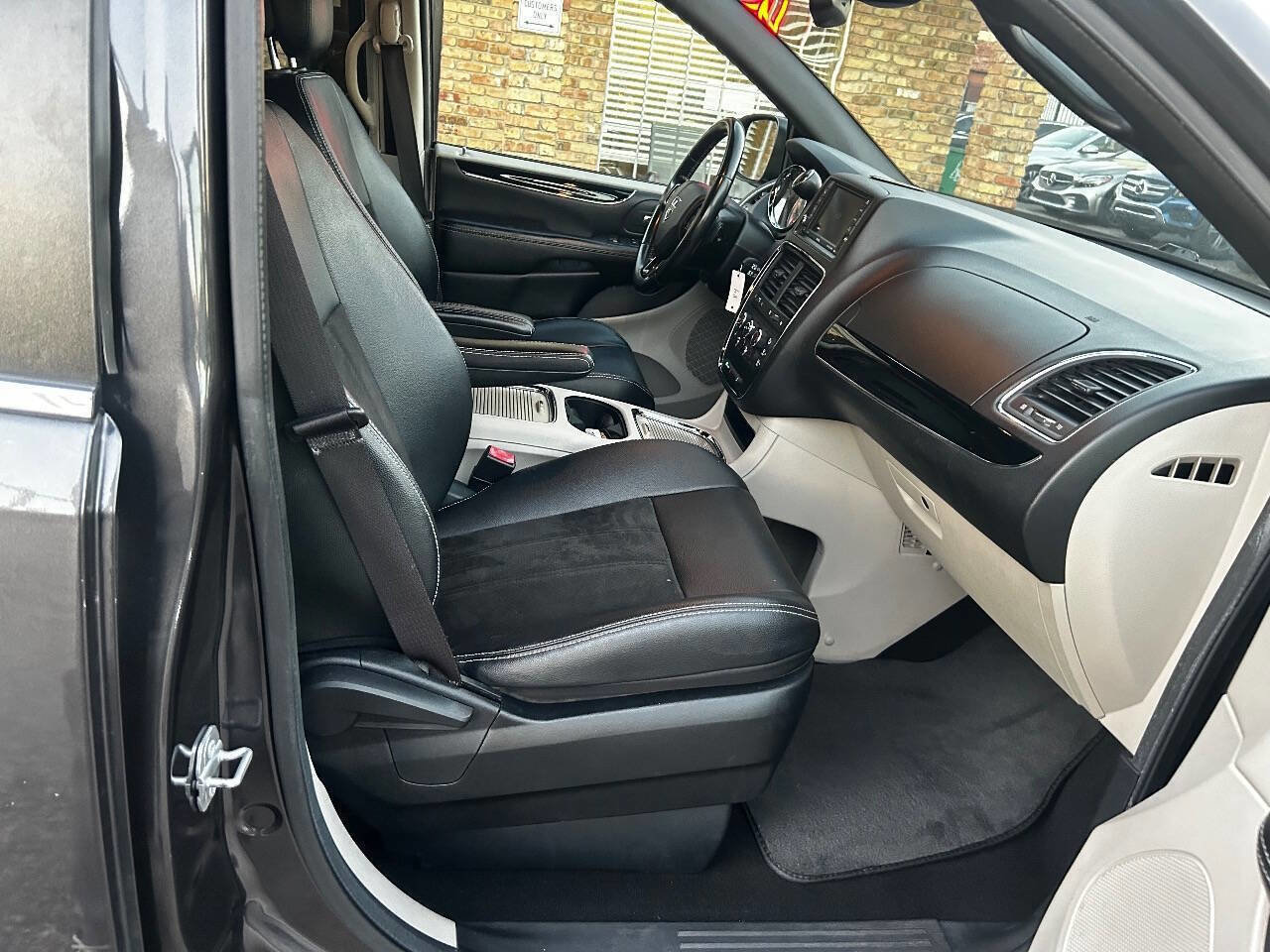 Used 2020 Dodge Grand Caravan SXT image 16