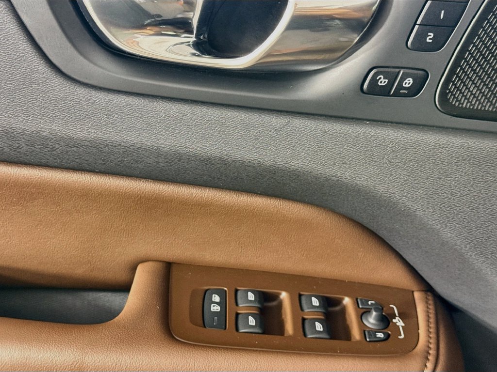 Used 2022 Volvo XC60 B5 Inscription w/ Advanced Package FWD image 21