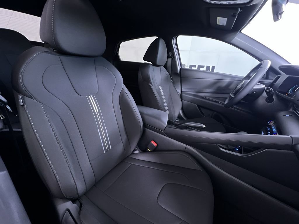 Used 2025 Hyundai Elantra Sport image 25