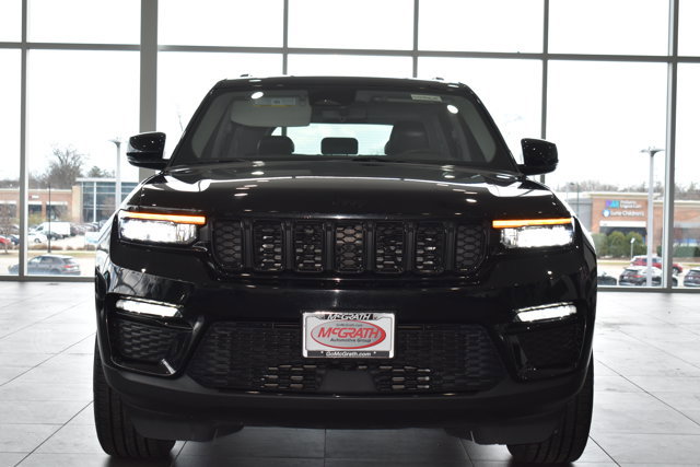 Used 2023 Jeep Grand Cherokee Limited w/ Black Appearance Package AWD/4WD image 5