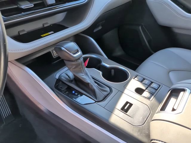 Used 2024 Toyota Highlander XLE FWD image 25