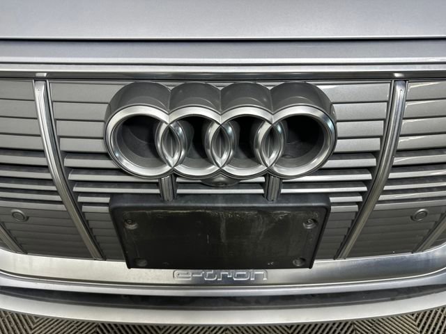 Used 2019 Audi e-tron Prestige w/ Prestige Package image 9