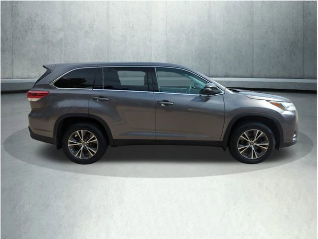 Used 2019 Toyota Highlander LE AWD/4WD image 7