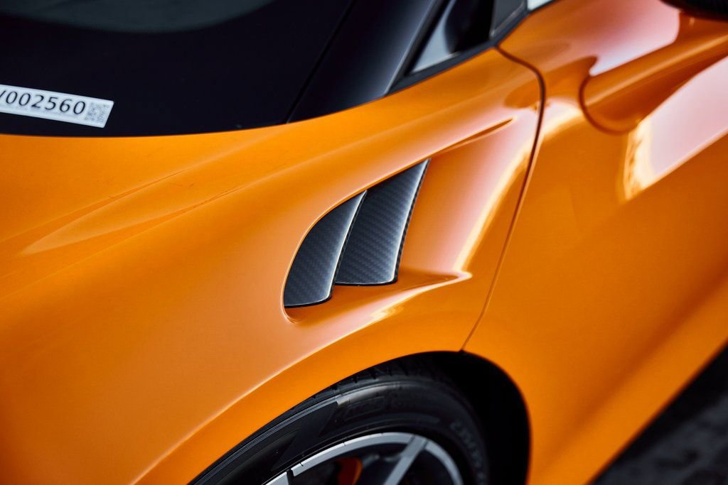 Used 2025 McLaren Artura Spider RWD image 11