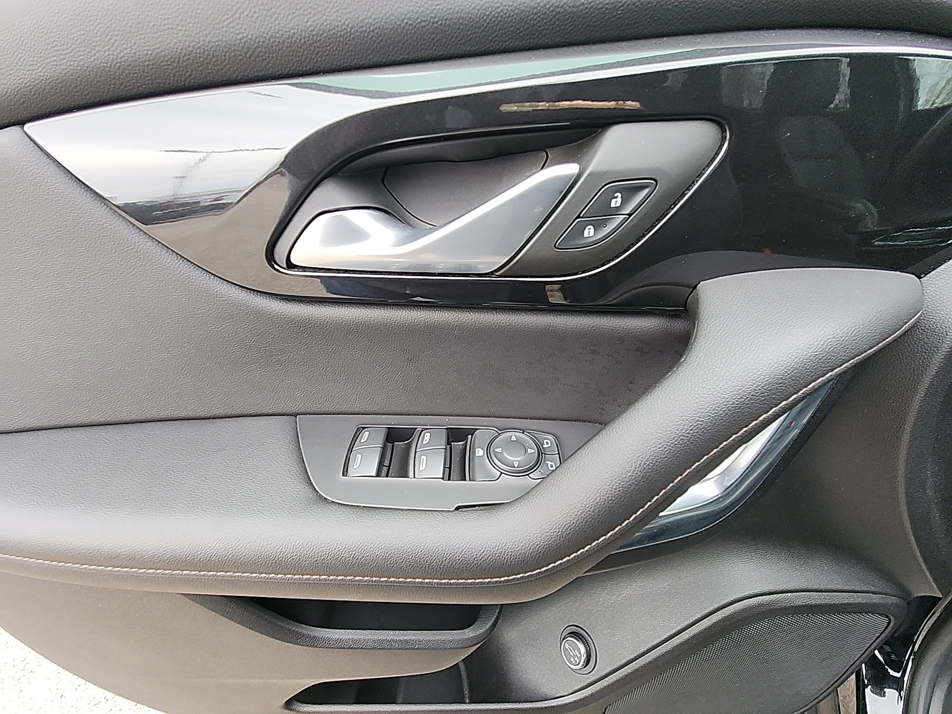 Certified 2022 Chevrolet Blazer Premier w/ Driver Confidence II Package image 13