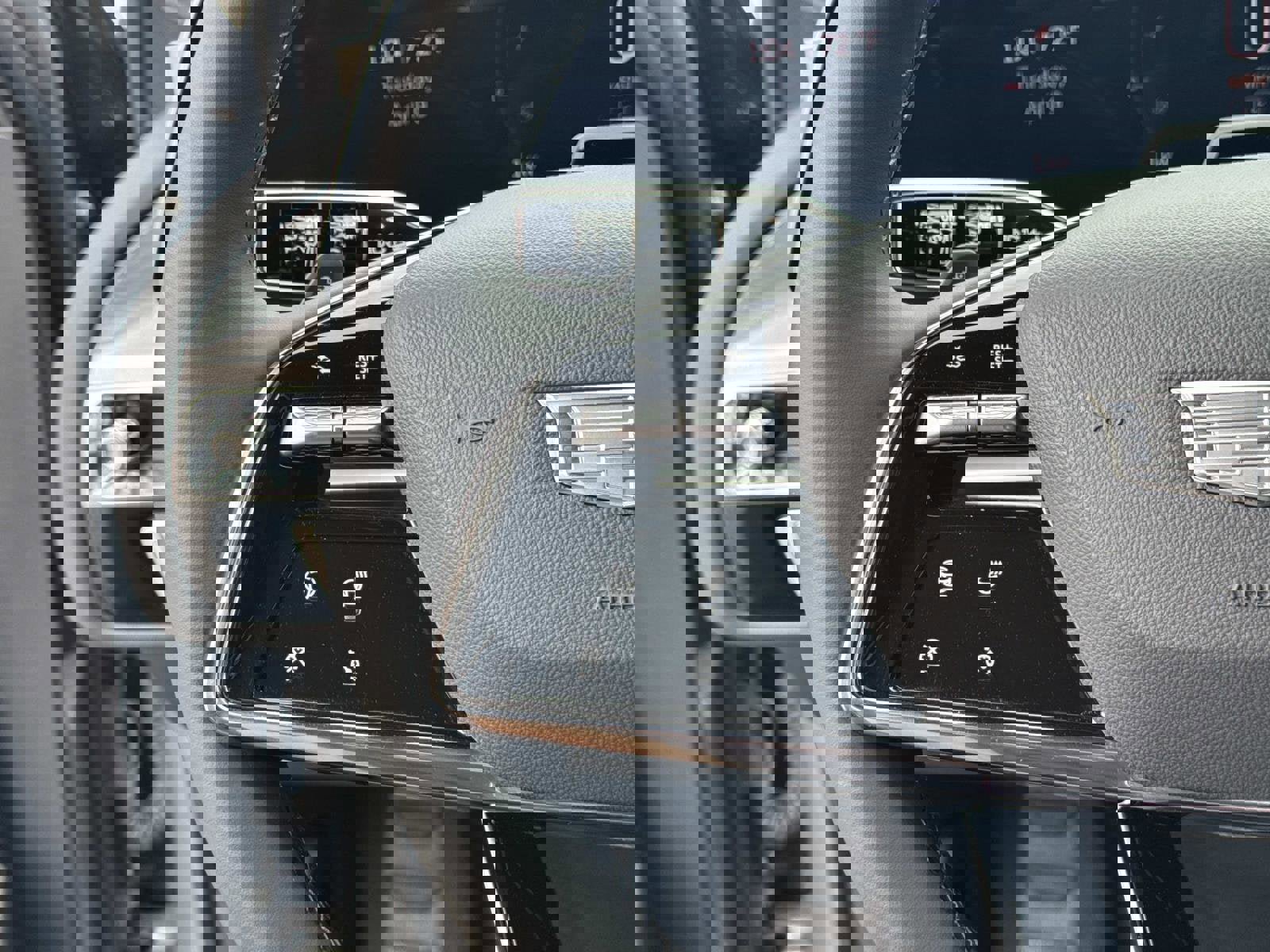 Certified 2025 Cadillac Lyriq Luxury w/ LPO, Floor Liner Package AWD/4WD image 31