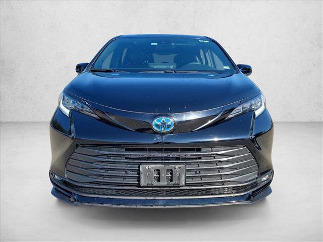 Used 2025 Toyota Sienna XLE Woodland Edition image 2