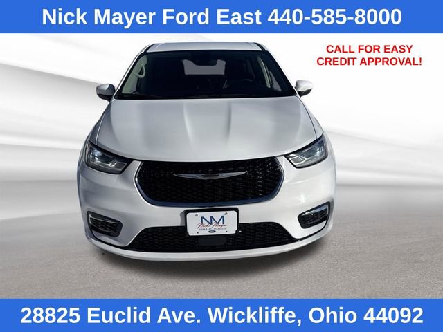 Used 2023 Chrysler Pacifica Touring-L FWD image 2