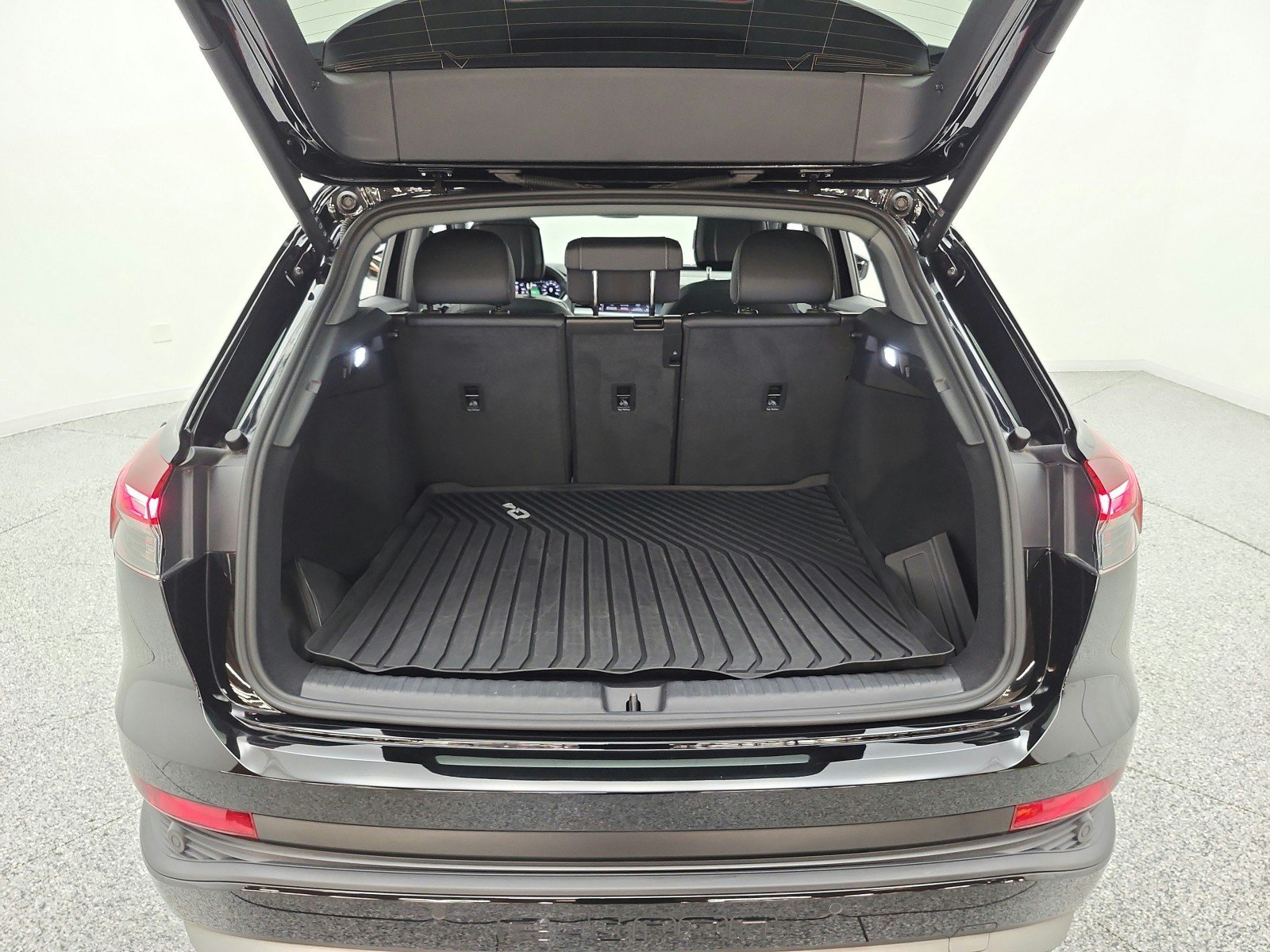 Used 2023 Audi Q4 e-tron Premium Plus w/ Premium Plus RWD image 18