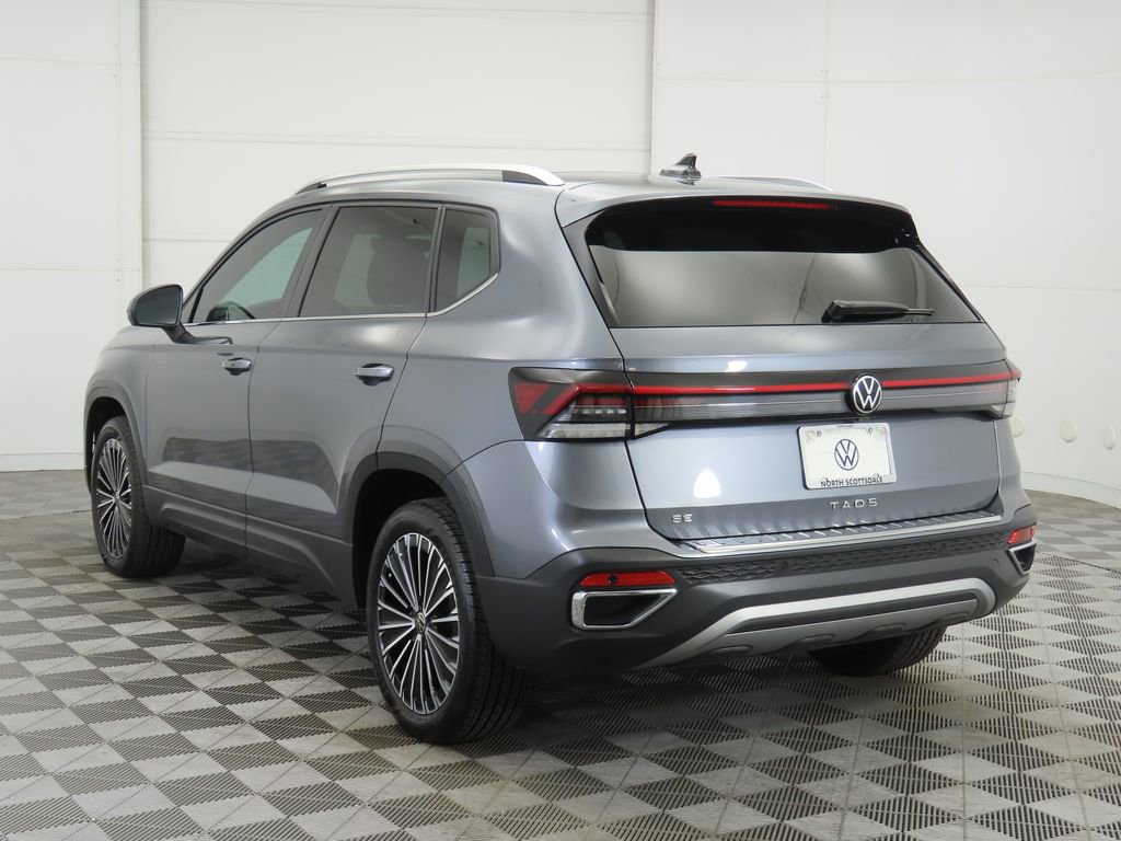 Used 2025 Volkswagen Taos SE w/ Panoramic Sunroof Package FWD image 7