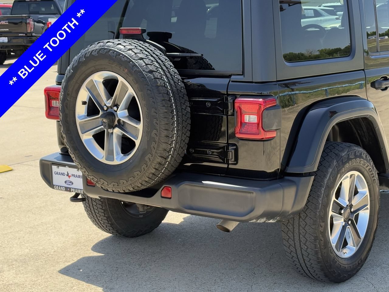 Used 2018 Jeep Wrangler Unlimited Sahara w/ Uconnect 4C Nav & Sound Group AWD/4WD image 8