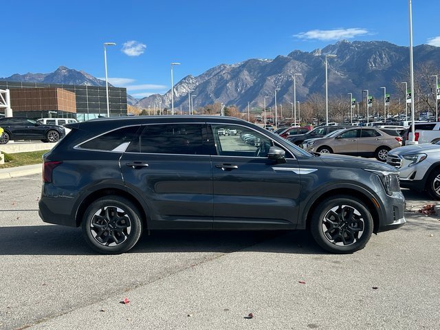 Used 2024 Kia Sorento S image 2