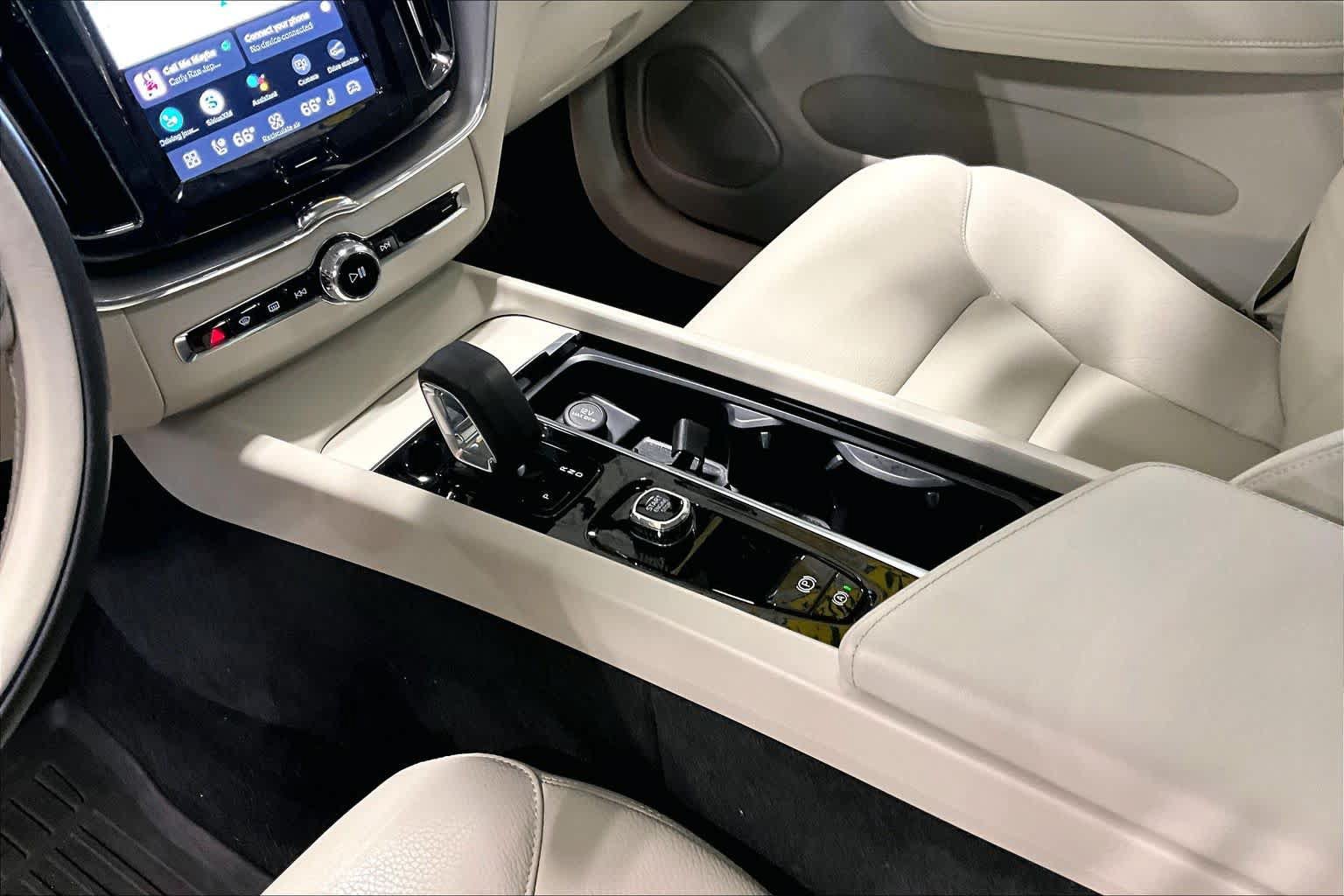 Used 2024 Volvo XC60 B5 Core w/ Protection Package Premier AWD/4WD image 16