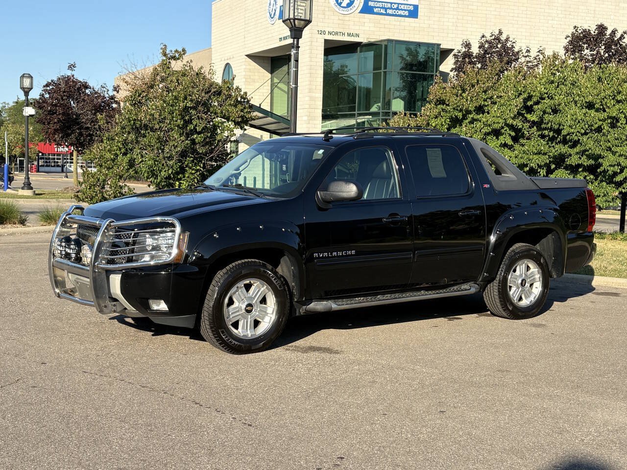 Used 2011 Chevrolet Avalanche LT w/ Suspension Package, Off-Road AWD/4WD image 17