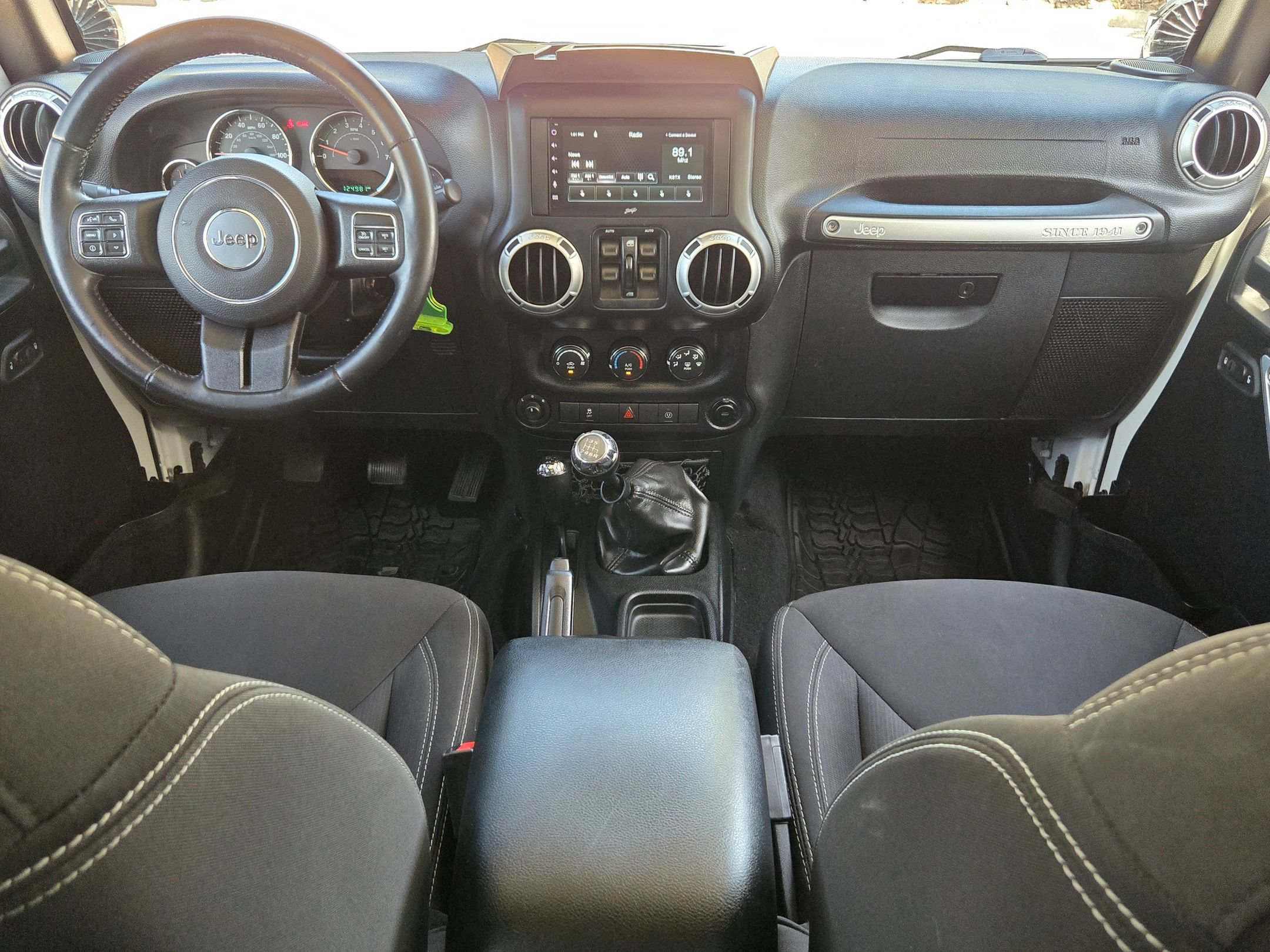 Used 2015 Jeep Wrangler Unlimited Rubicon w/ Connectivity Group AWD/4WD image 16