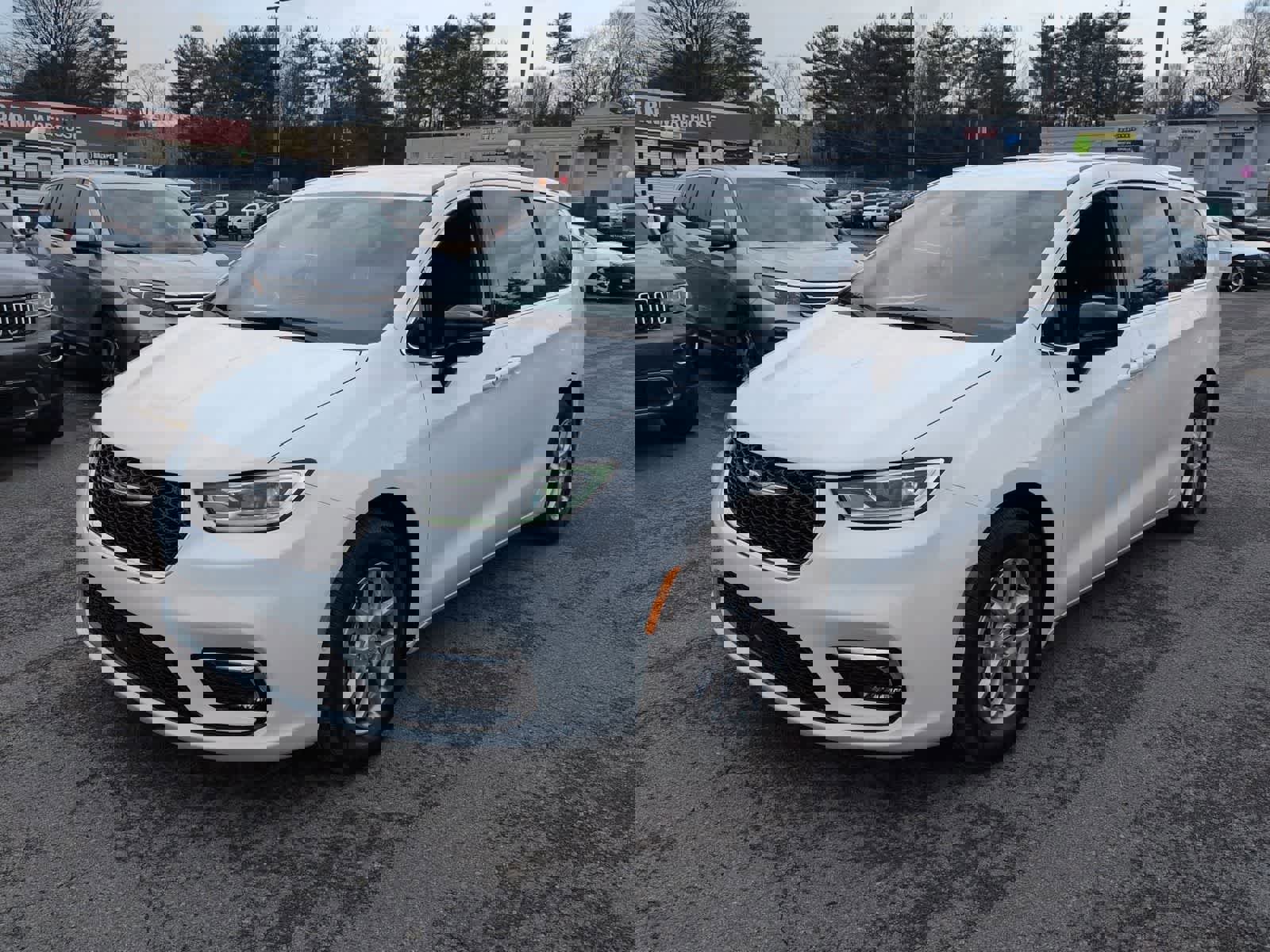 New 2026 Chrysler Pacifica Select image 4