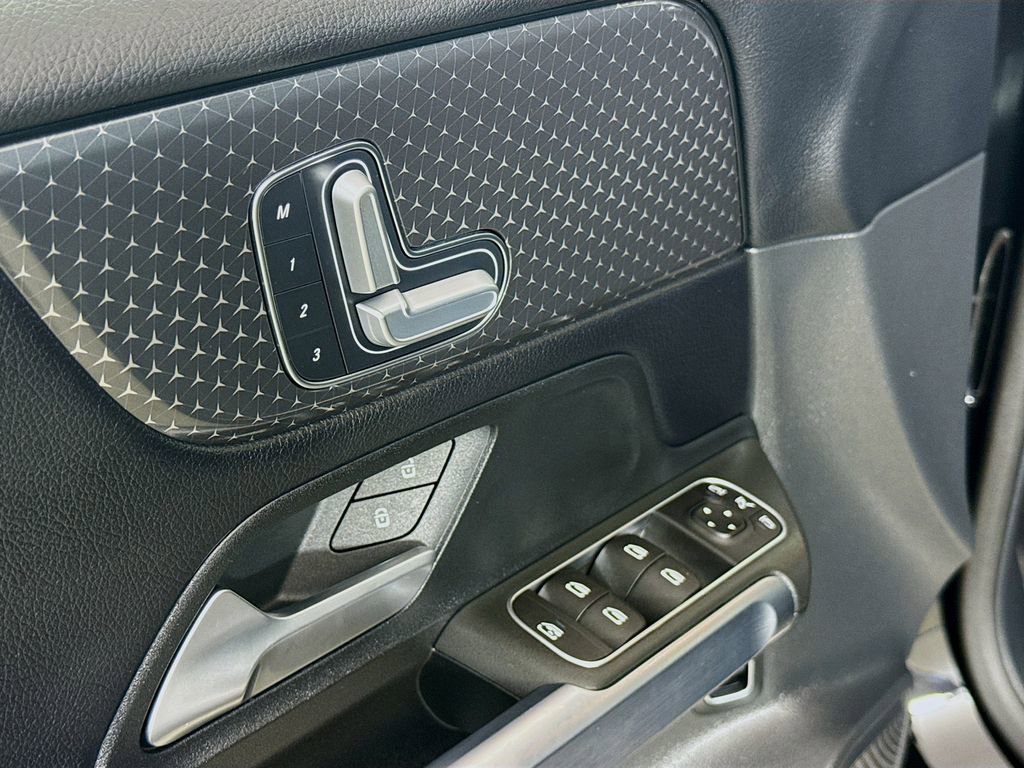 Used 2025 Mercedes-Benz GLB 250 image 18