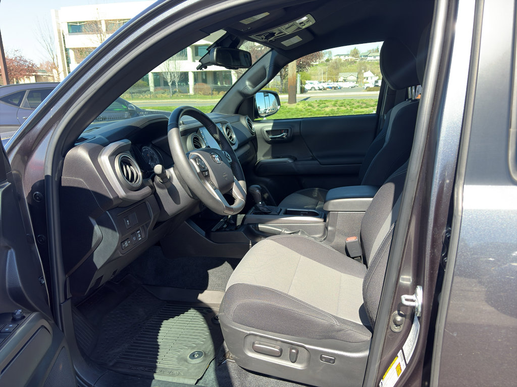 Used 2023 Toyota Tacoma TRD Off-Road w/ Technology Package AWD/4WD image 12