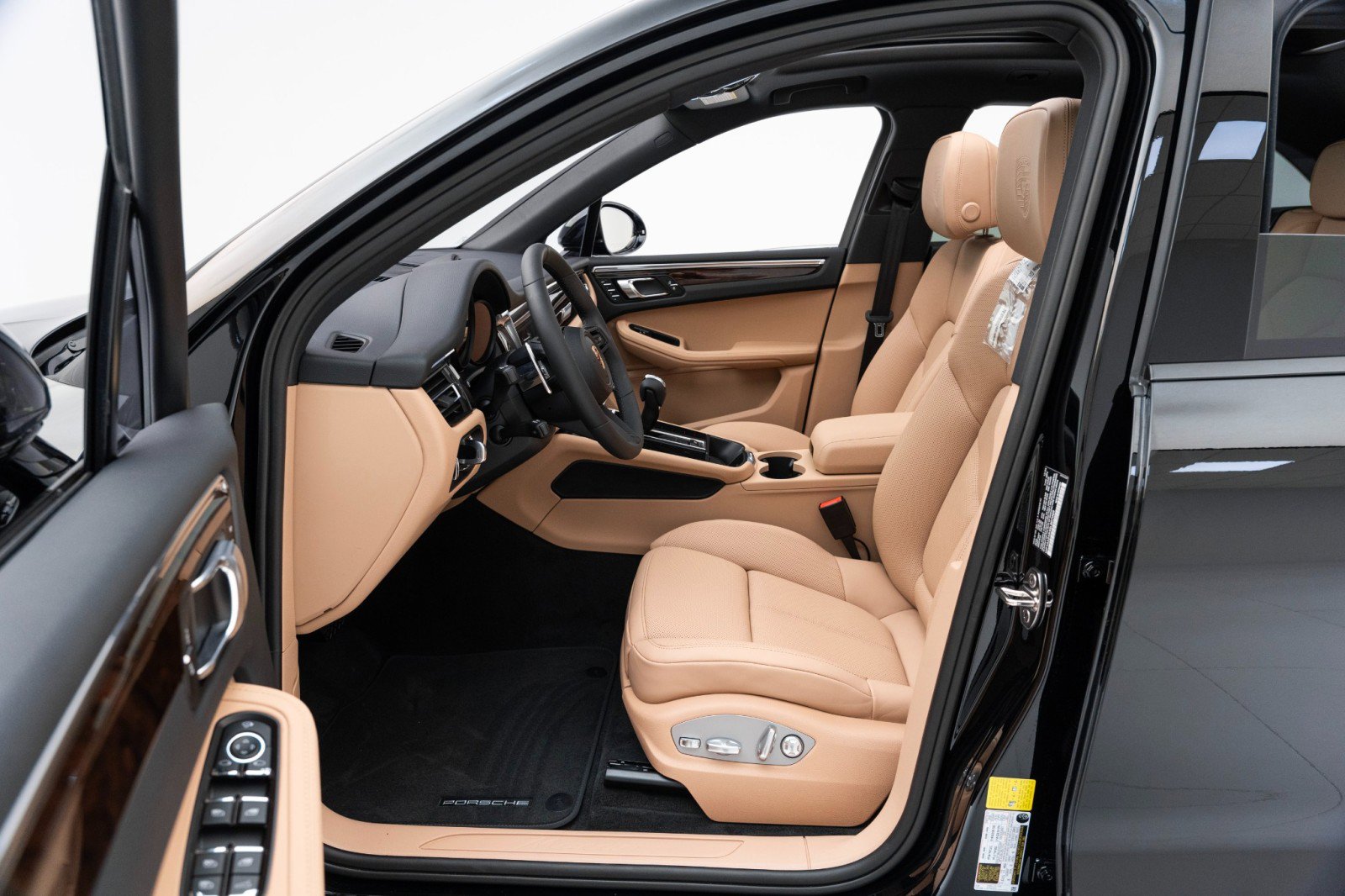 Certified 2025 Porsche Macan AWD/4WD image 16