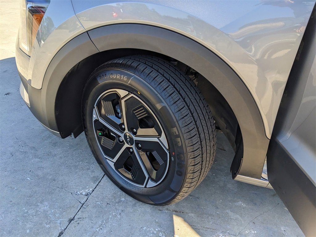 Used 2025 Kia Niro LX image 35
