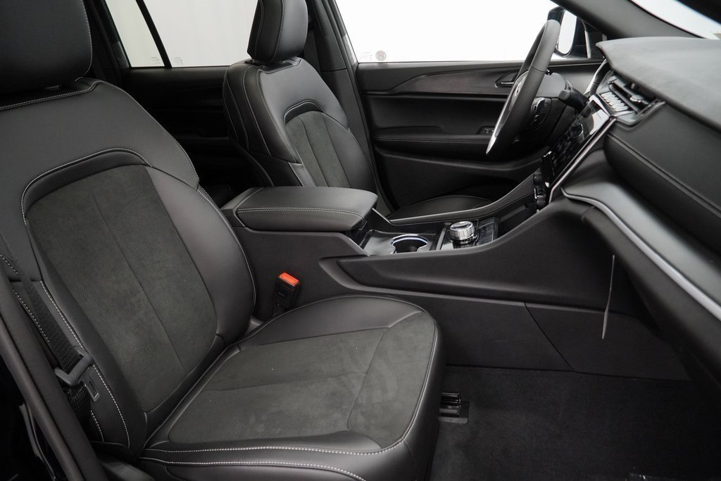 New 2025 Jeep Grand Cherokee Altitude image 34