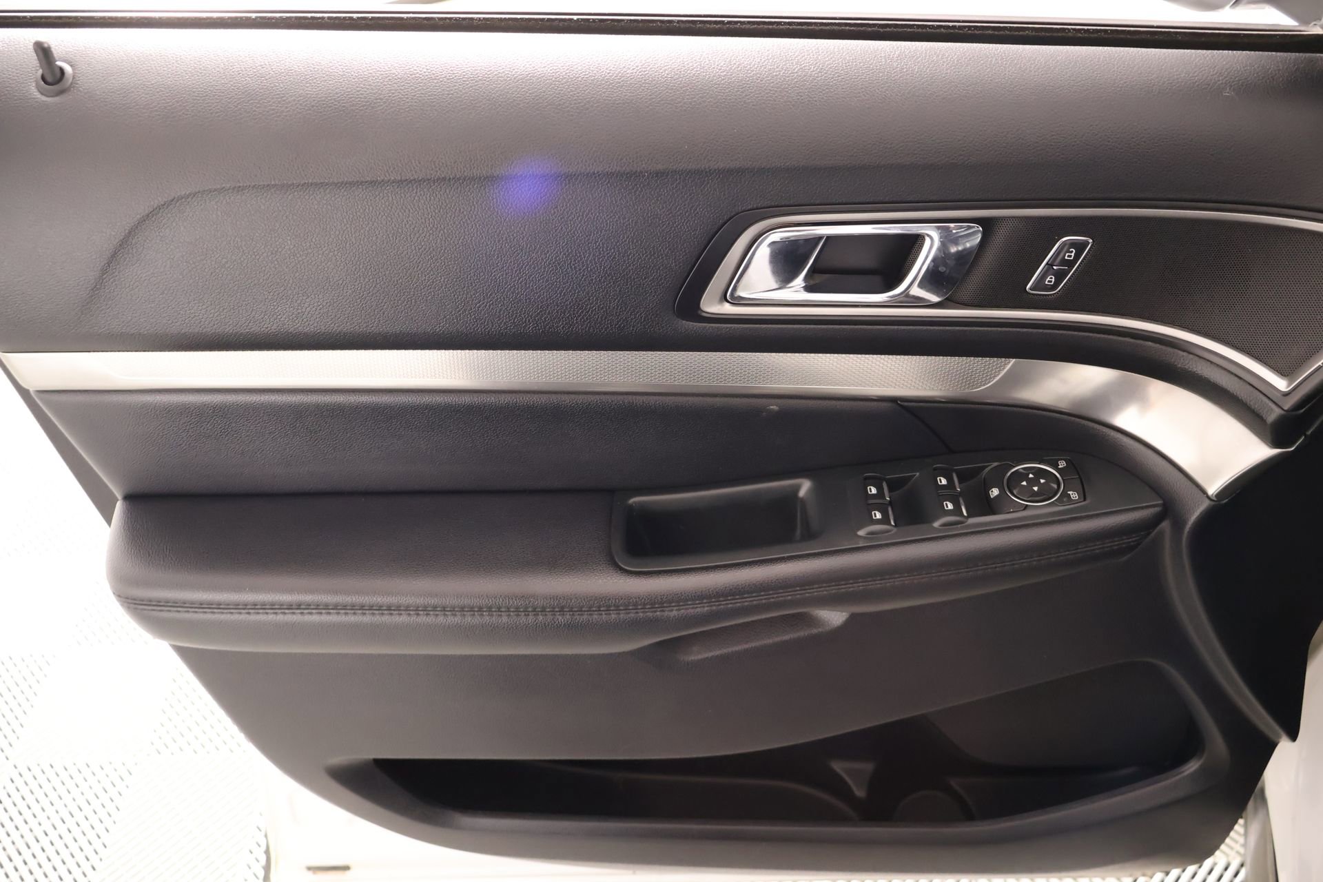 Used 2019 Ford Explorer XLT w/ Equipment Group 202A FWD image 16