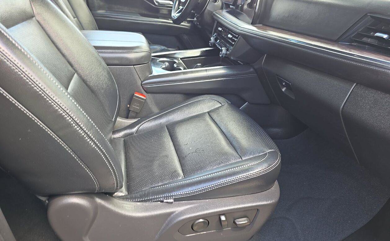 Used 2025 Chevrolet Suburban LS RWD image 14