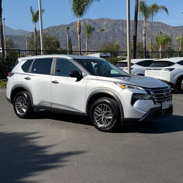 Used 2024 Nissan Rogue S FWD image 2