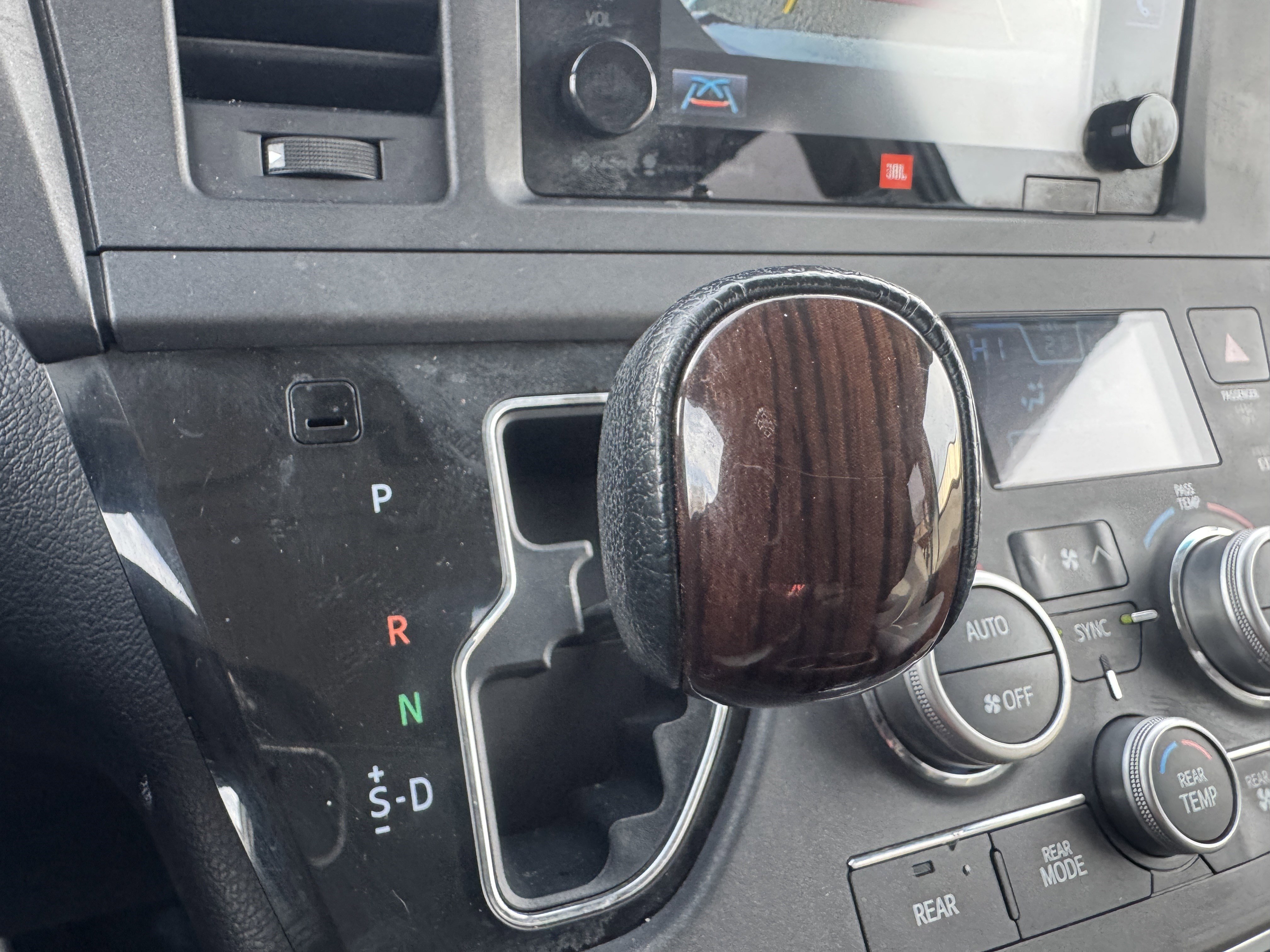 Used 2017 Toyota Sienna Limited image 28