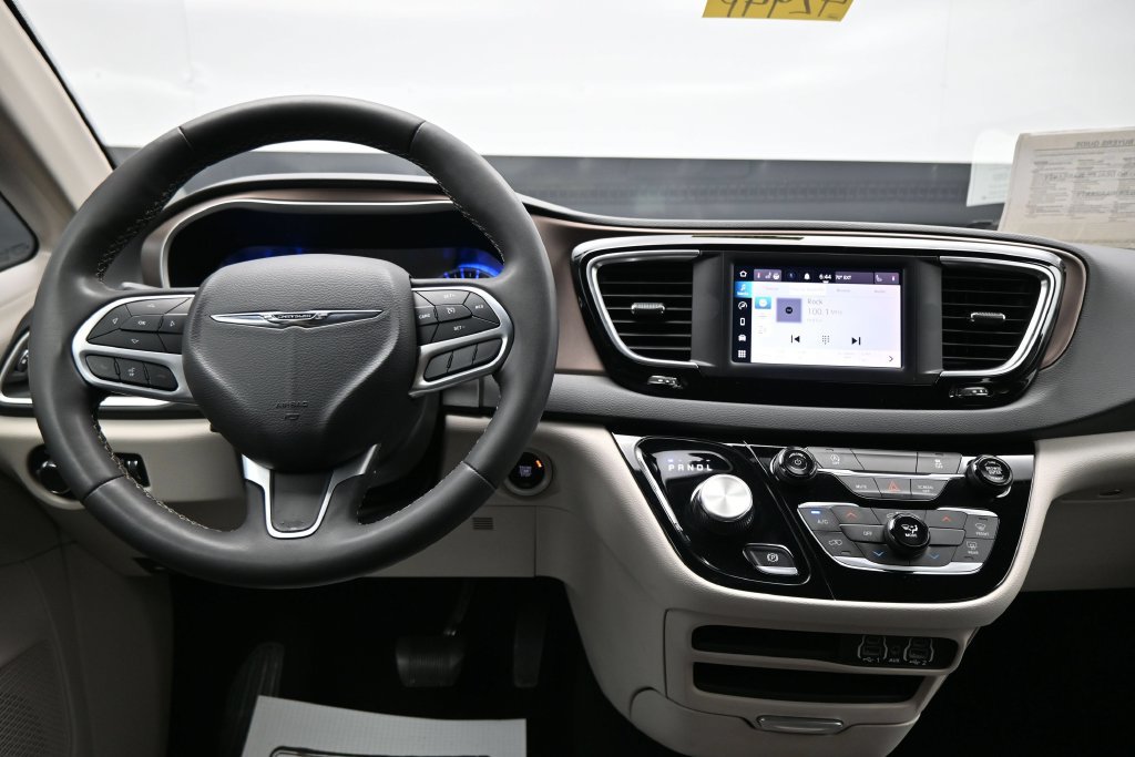 Used 2023 Chrysler Voyager LX FWD image 14