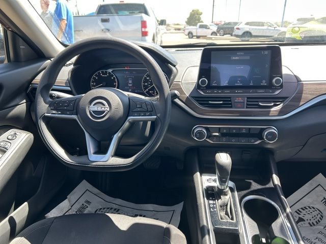 Used 2024 Nissan Altima 2.5 SV FWD image 12