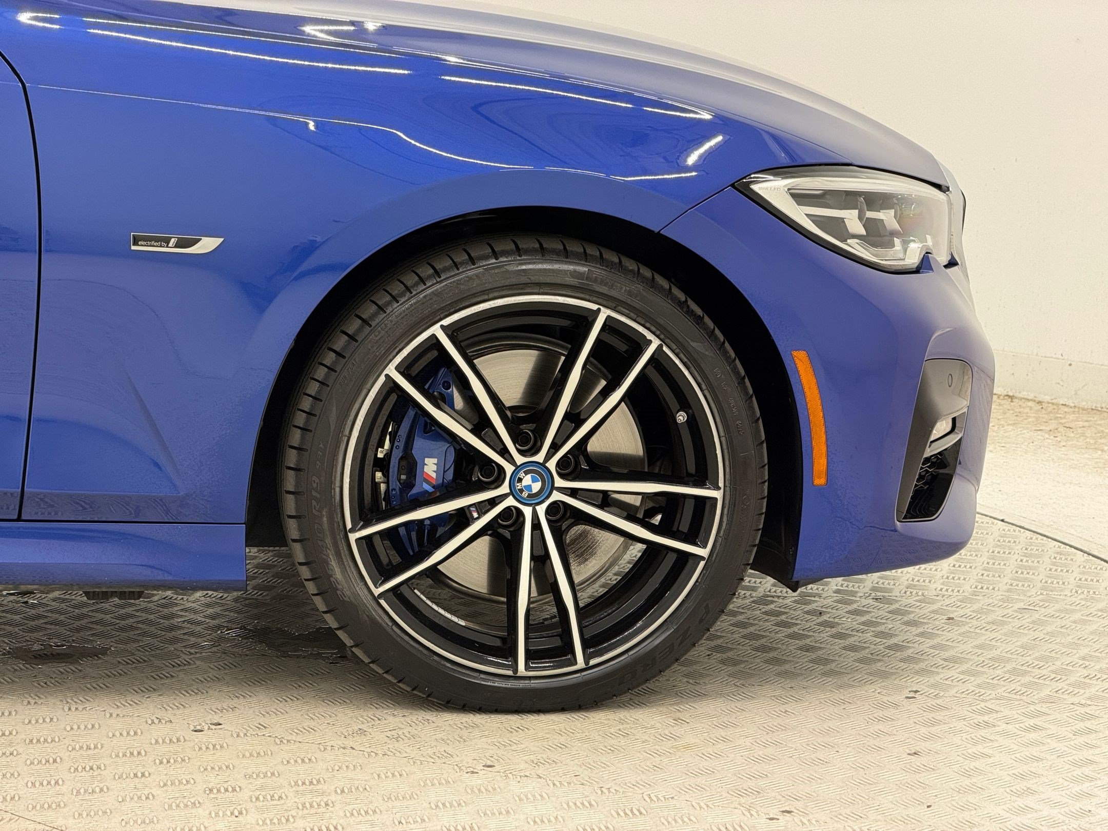 Used 2022 BMW 330e xDrive w/ M Sport Package AWD/4WD image 12