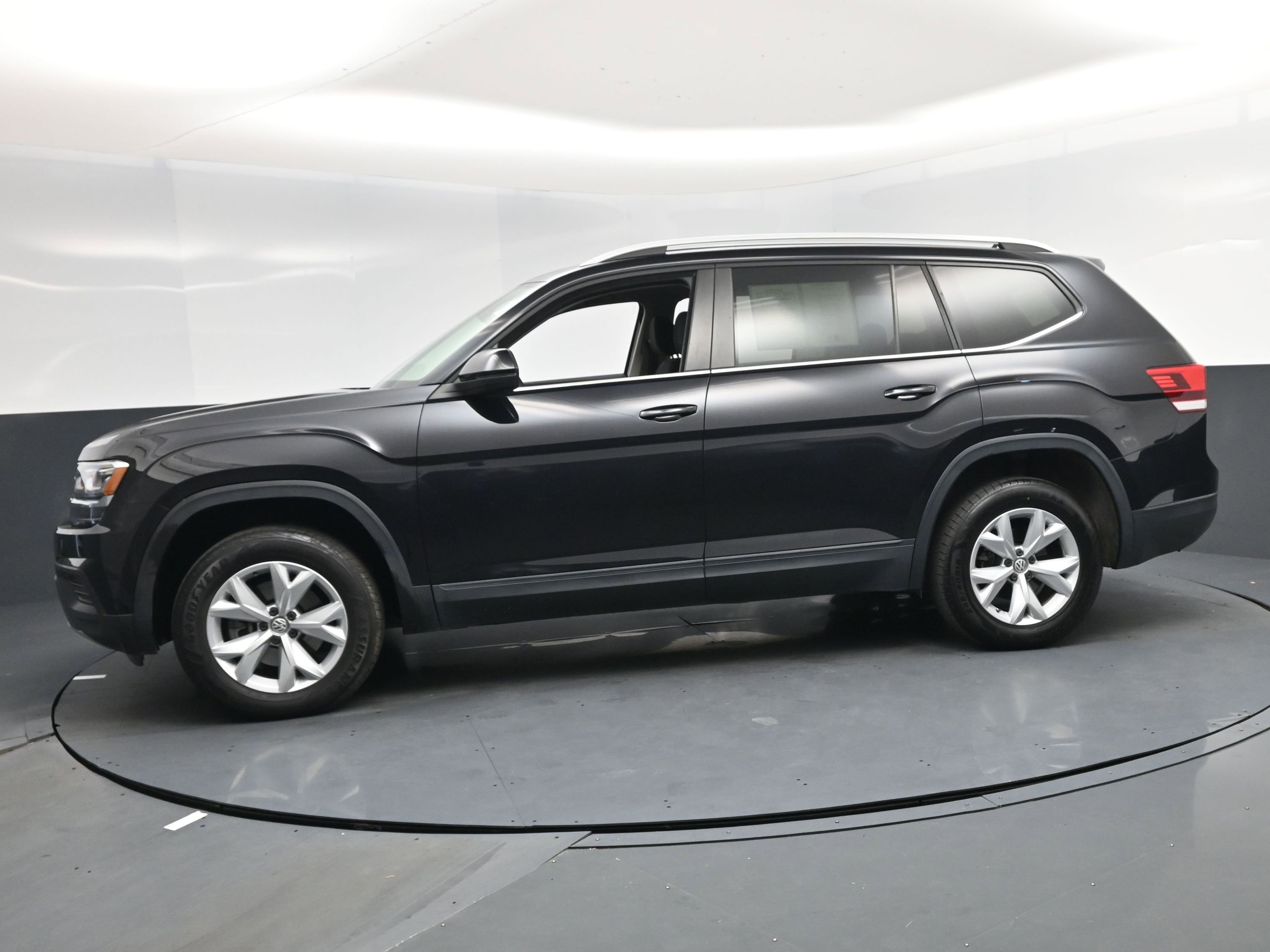 Used 2019 Volkswagen Atlas S w/ Towing Package image 3