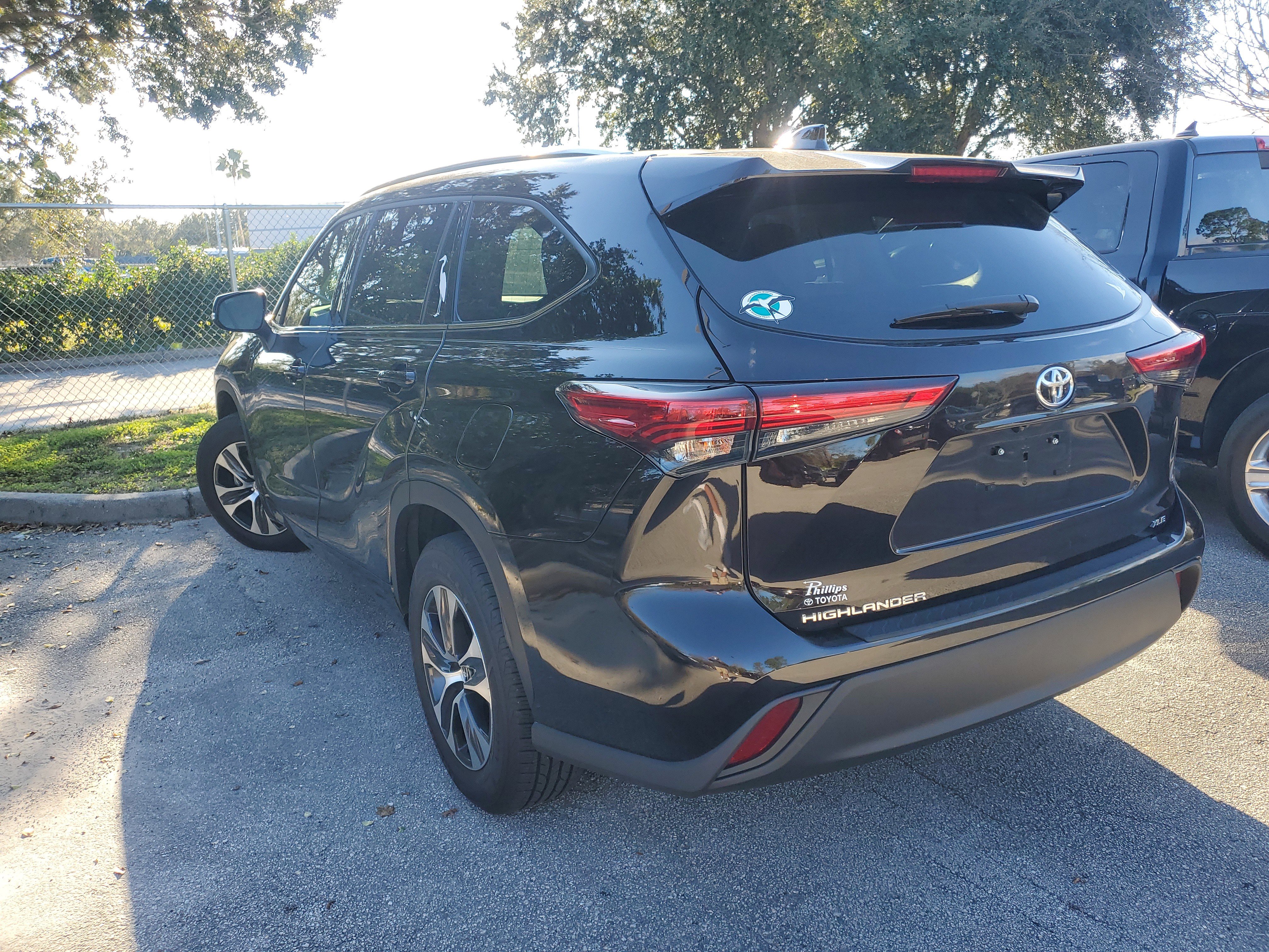 Used 2020 Toyota Highlander XLE image 3