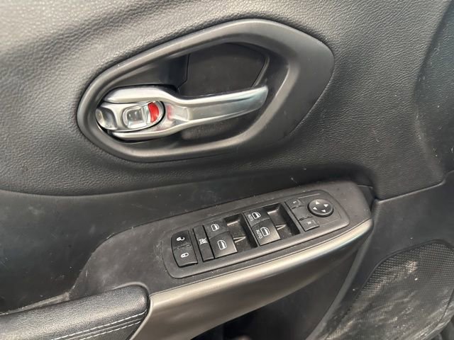 Used 2020 Jeep Cherokee Latitude Plus w/ Cold Weather Group image 16