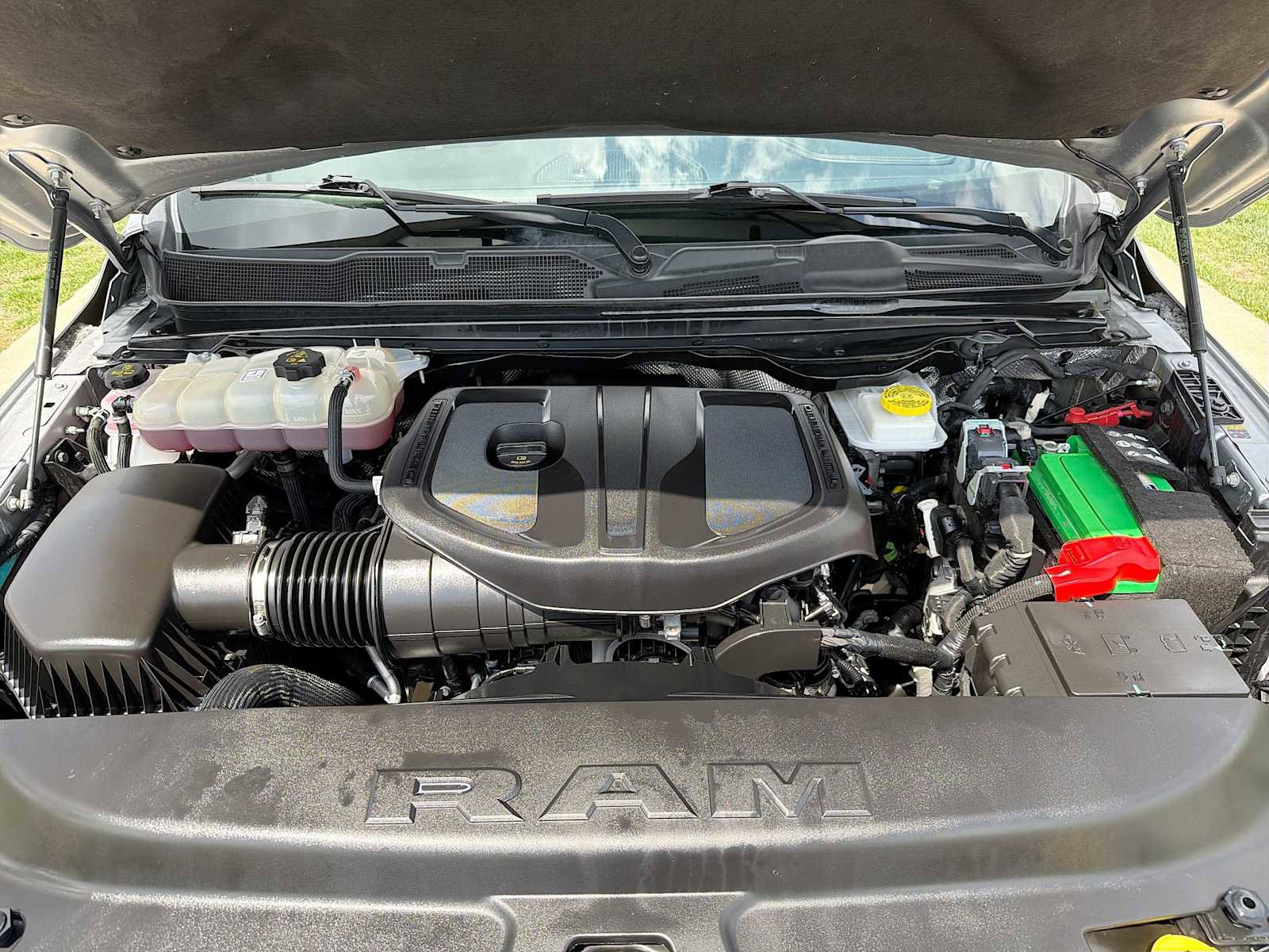 Used 2025 RAM 1500 Laramie AWD/4WD image 11