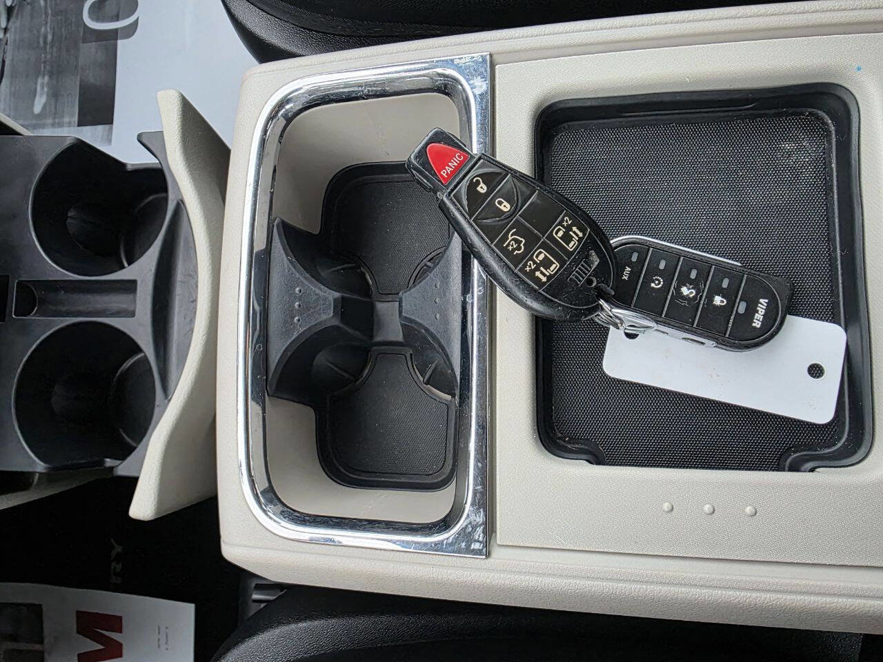 Used 2016 Chrysler Town & Country Touring image 29