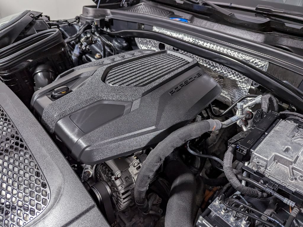 Used 2025 Porsche Macan AWD/4WD image 49