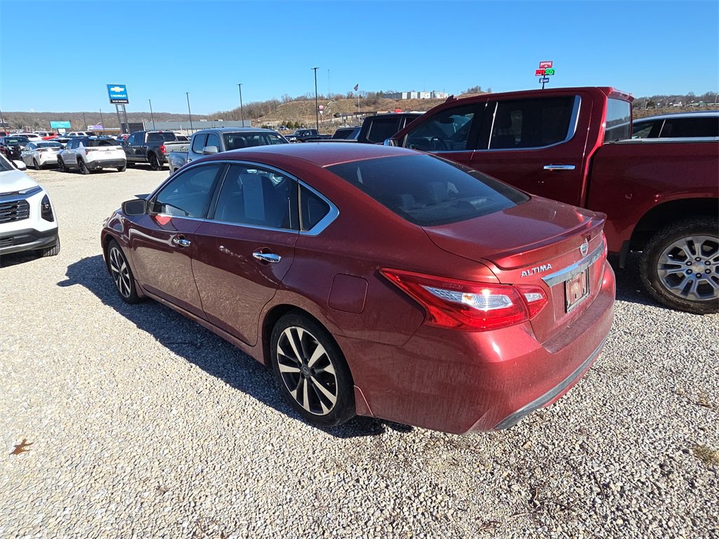Used 2016 Nissan Altima 2.5 SR w/ Interior Lighting Package image 5
