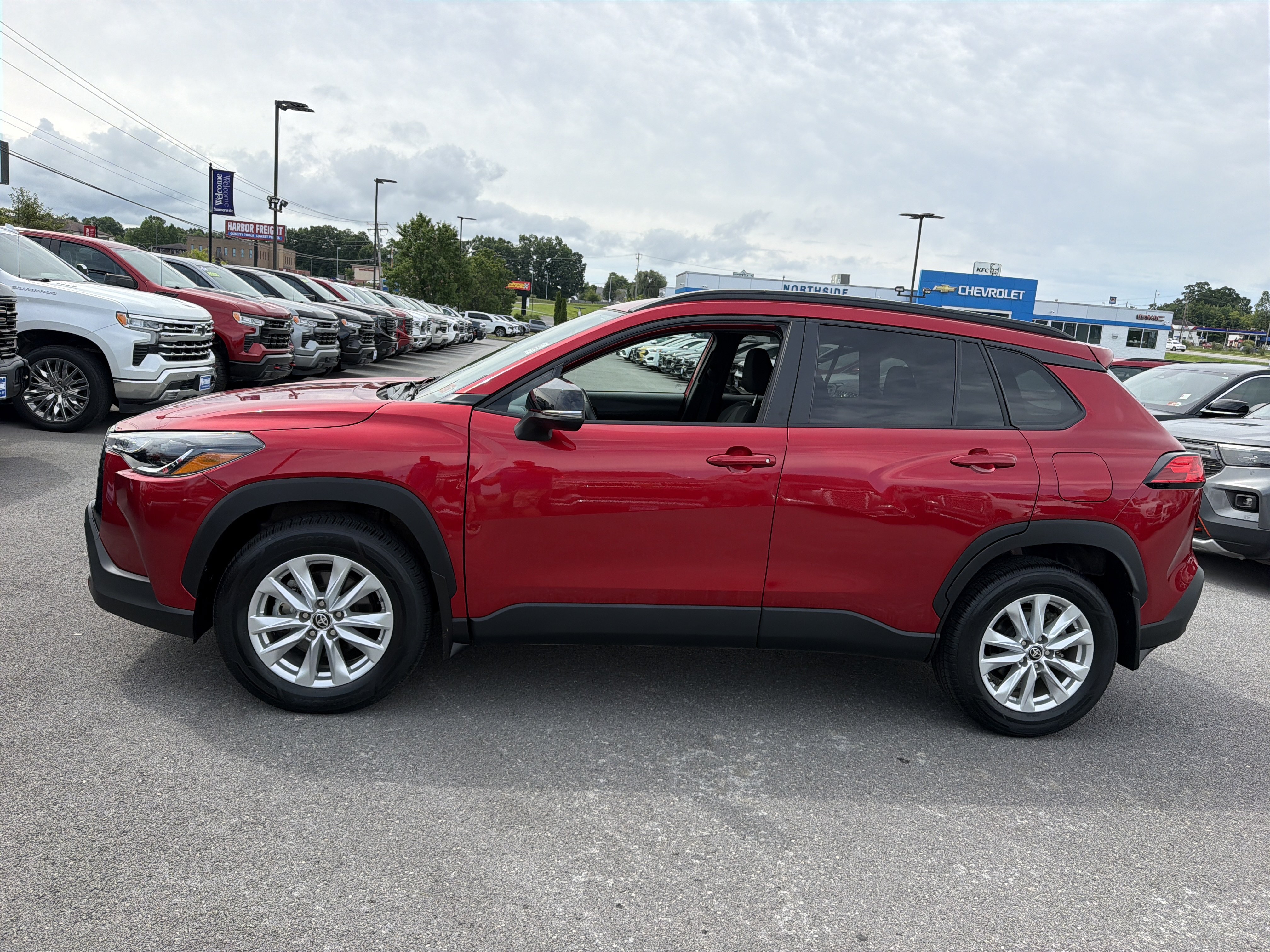 Used 2025 Toyota Corolla Cross LE w/ Moonroof Package AWD/4WD image 10