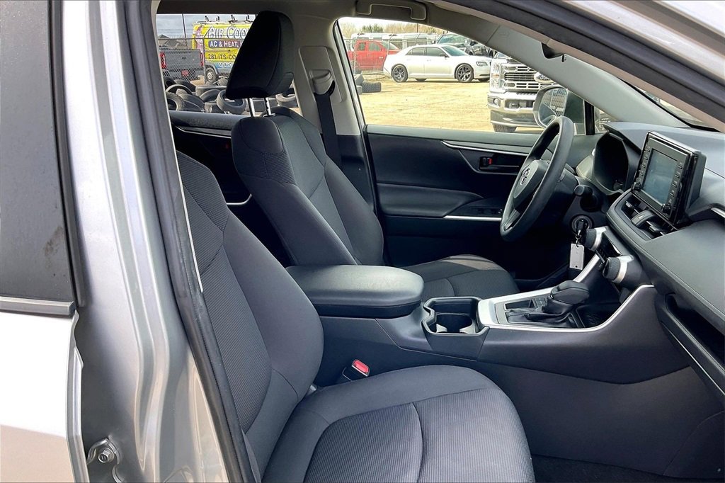Used 2019 Toyota RAV4 LE image 29