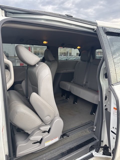 Used 2017 Toyota Sienna XLE w/ XLE Navigation Package image 12